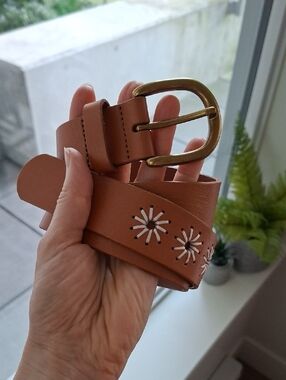American Eagle Tan Leather Boho Belt w/ Floral Detail & Brass Buckle (Size XS)
